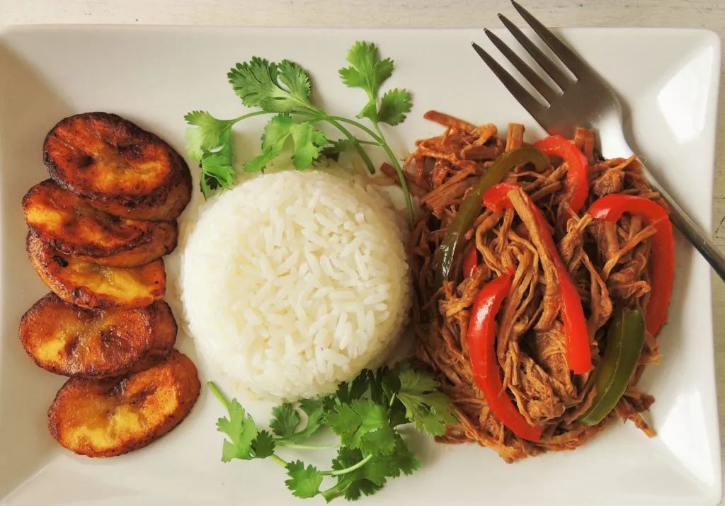 Ropa Viejo con arroz y tostones.